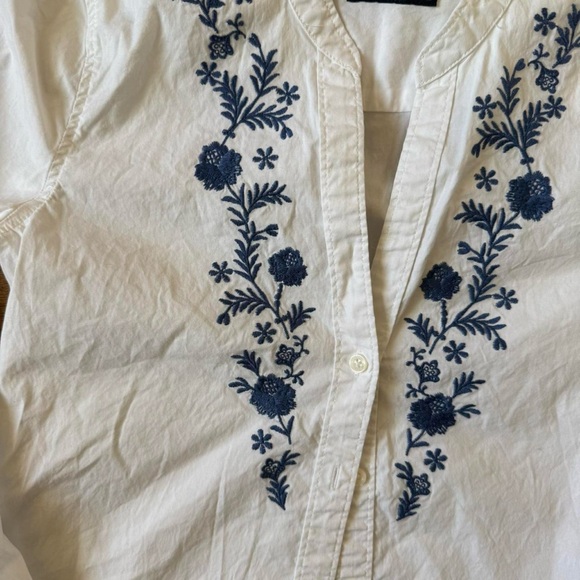 Abercrombie & Fitch White Top with Navy Floral Embroidery - Picture 3 of 5